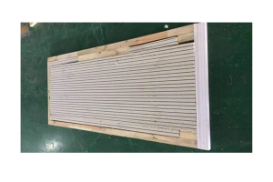 דוגמא לדלת עם מסגרת עץ ומילוי של פסי עץ עם תחתית PVC